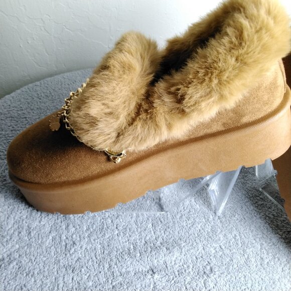 Carlkarida Slippers Faux Fur Slip-On Boots Fluffy W / Gold Chain Accents Size 10 - Picture 3 of 10